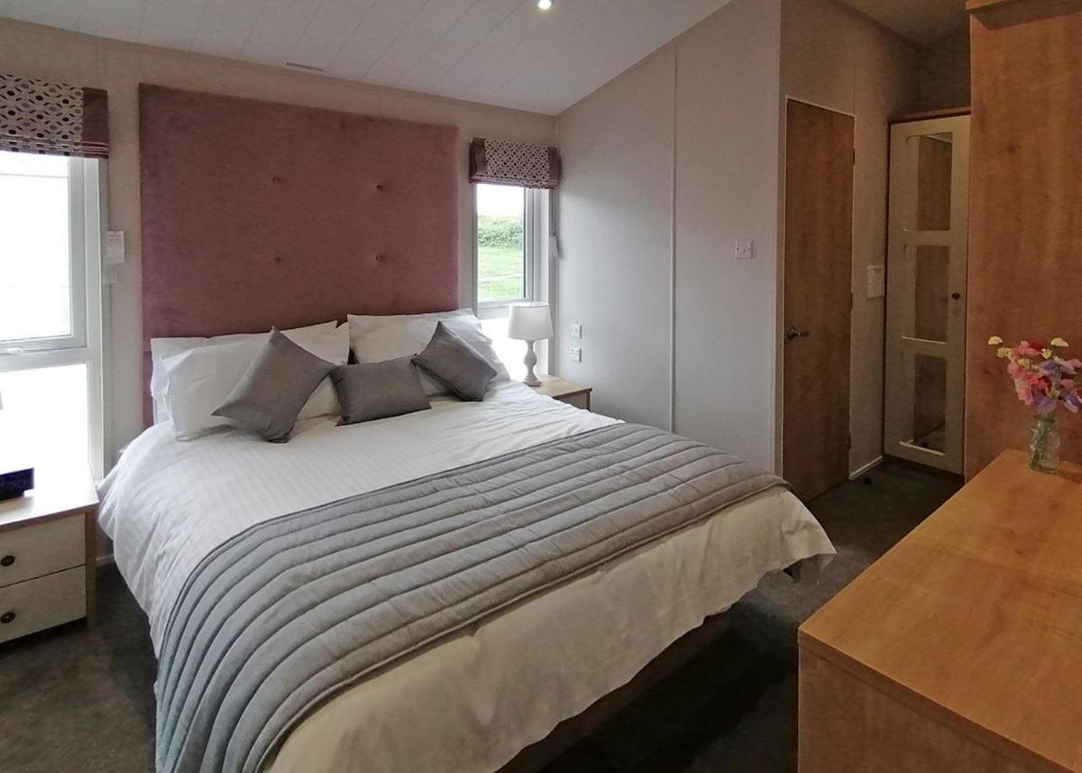 The Springs Lakeside Holiday Park Fladbury Екстер'єр фото