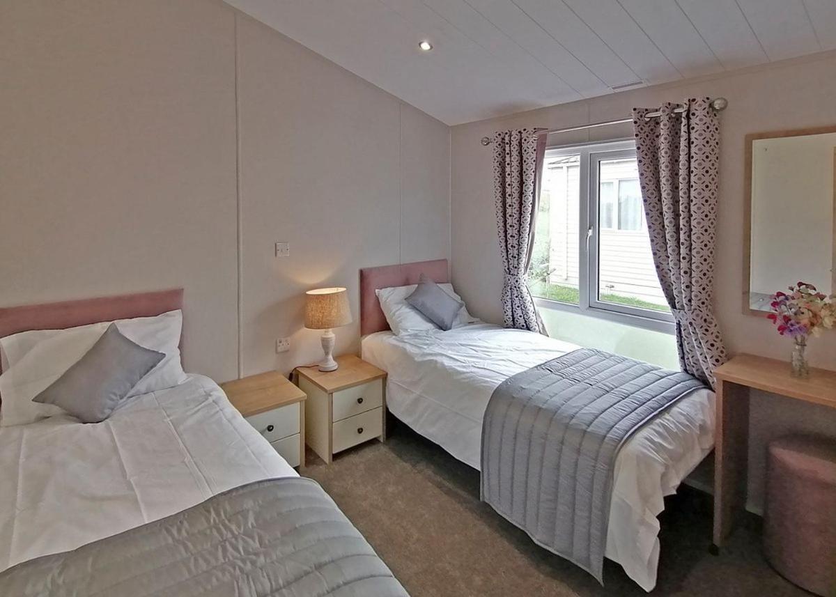 The Springs Lakeside Holiday Park Fladbury Екстер'єр фото